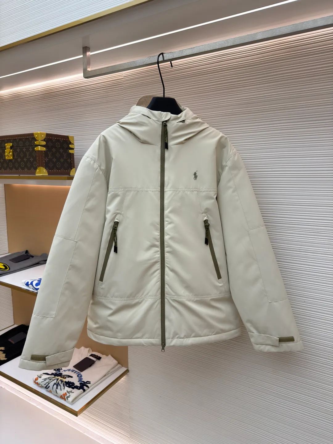 Ralph Lauren logo hooded down jacket ●Original version: Purchased and developed in 2519 ●Item number: 1682204-D60 ●Fabric: White duck down fabric ●Technology: Mechanical down filling ●Color: white ●Version: Fitted version ●Weight: about 880 grams ●Size: S-M-L-XL ●Description: Made of 90 white duck down with a weight of 220g to ensure excellent thermal insulation performance. After strict screening and treatment, the velvet is not easily drilled, ensuring durability. The classic jacket has a slightly loose fit, with slightly dropped shoulder lines (shoulder width is 1-2cm wider than the standard fit). The length reaches the hips, and the sleeves are slightly tapered straight sleeves, taking into account freedom of movement and casual style. The adjustable Velcro on the cuffs allows you to freely adjust the tightness according to the thickness of your wrist and personal preferences, effectively preventing cold wind from intruding, and improving the warmth retention performance. In terms of storage, there are two zipper pockets on the front for you to store frequently used items, and the zipper design ensures that items are not easily lost. A built-in pocket on the left side of the chest provides a safe storage space for some small private items. The drawstring design at the hem allows you to adjust the shape of the jacket according to your body shape and dressing needs. Whether it is loose and casual or slim and neat, you can easily control it. The overall wiring is straight and delicate, the fabric is comfortable and soft, and the color is consistent without color difference. It can be matched with the same style to create a fashionable look and control various occasions. Customized accessories, complete with three standards, same style for men and women!